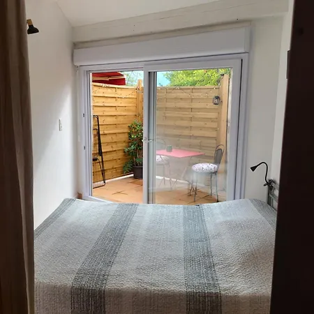 A Deux Pas Du Village Apartman